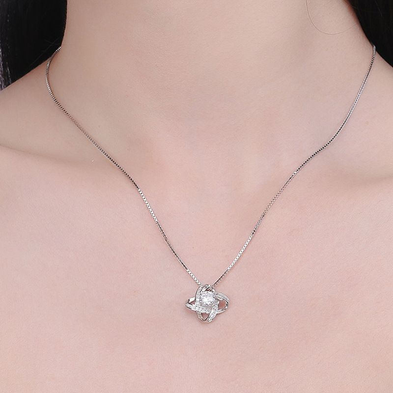 Collar con colgante nudo